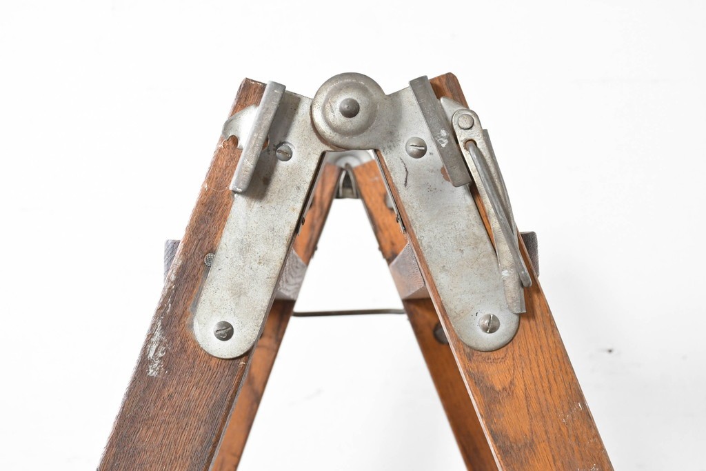 和製アンティーク　樫(カシ)材　レトロな雰囲気の木製脚立　(R-086781)