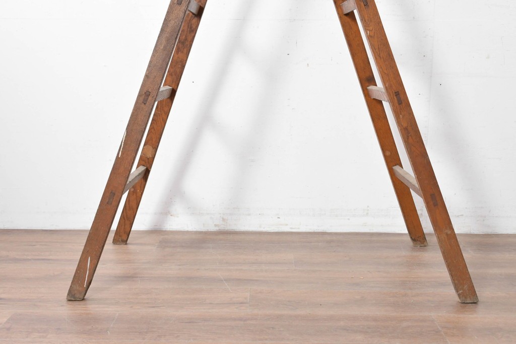和製アンティーク　樫(カシ)材　レトロな雰囲気の木製脚立　(R-086781)