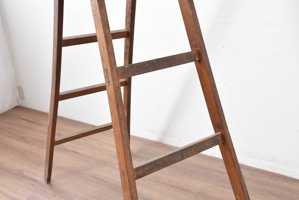 和製アンティーク　樫(カシ)材　レトロな雰囲気の木製脚立　(R-086781)