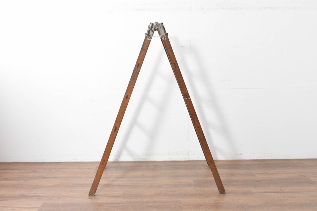 和製アンティーク　樫(カシ)材　レトロな雰囲気の木製脚立　(R-086781)