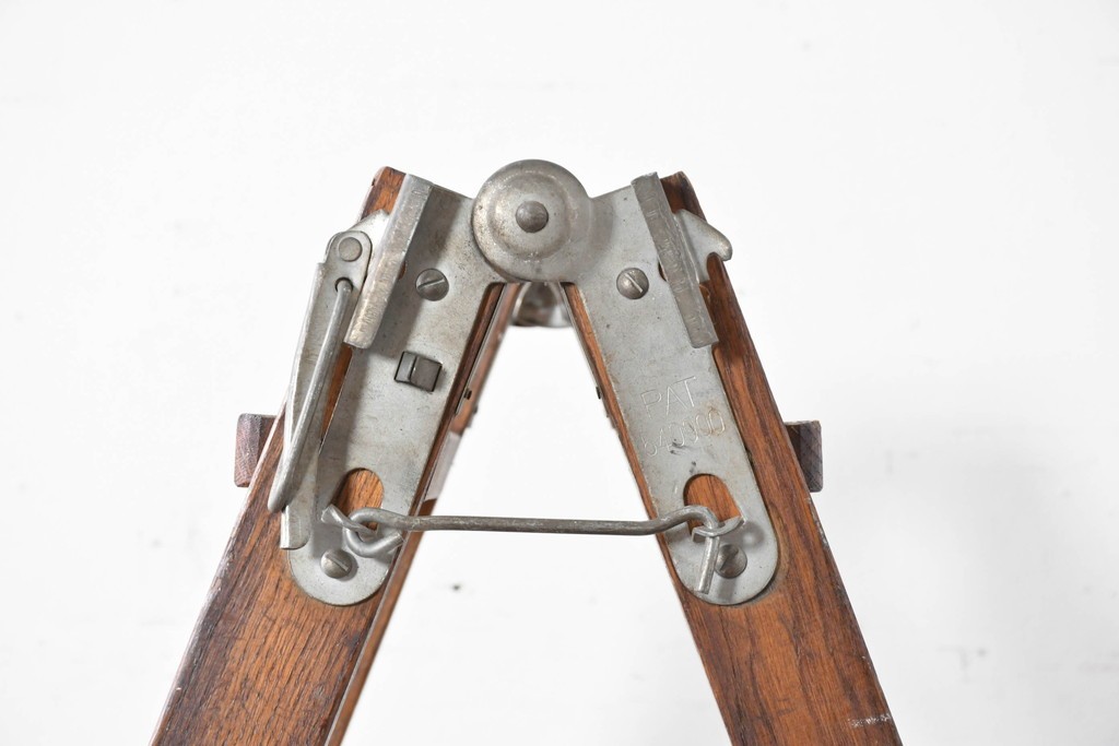 和製アンティーク　樫(カシ)材　レトロな雰囲気の木製脚立　(R-086781)