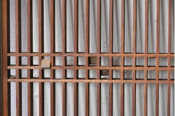 アンティーク建具　昭和初期　繊細な縦格子が美しい落ち着いた木味の筬欄間2枚セット　(R-086783)