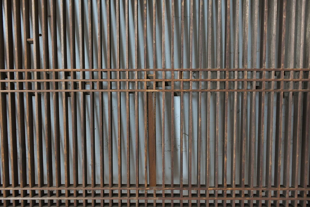 アンティーク建具　昭和初期　繊細な縦格子が美しい落ち着いた木味の筬欄間2枚セット　(R-086783)