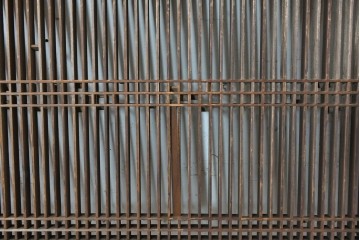 アンティーク建具　昭和初期　繊細な縦格子が美しい落ち着いた木味の筬欄間2枚セット　(R-086783)