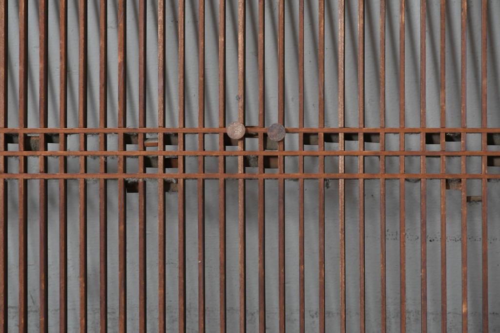 アンティーク建具　昭和初期　繊細な縦格子が美しい落ち着いた木味の筬欄間2枚セット　(R-086783)