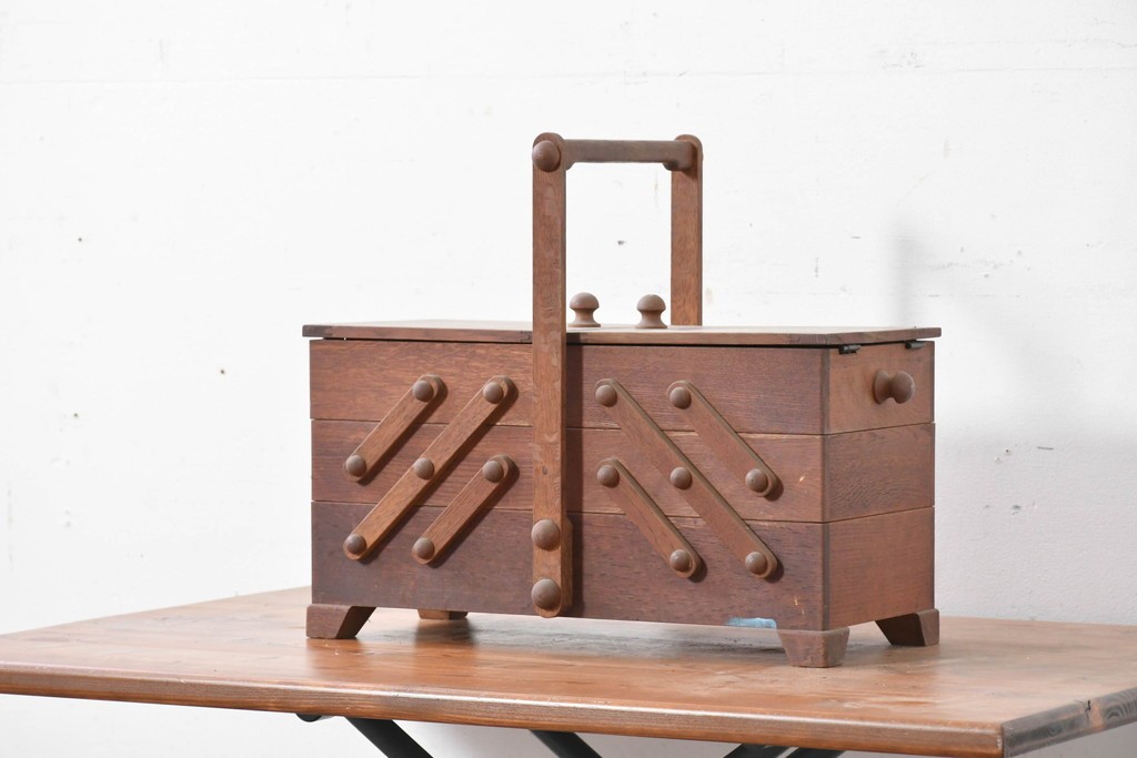 和製ヴィンテージ　絶版品　希少　松本民芸家具　開閉式でコンパクトに収納できる脚付きソーイングボックス　(R-086788)