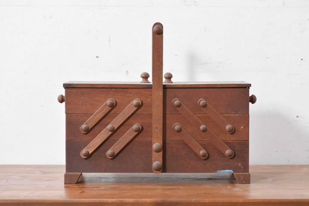 和製ヴィンテージ　絶版品　希少　松本民芸家具　開閉式でコンパクトに収納できる脚付きソーイングボックス　(R-086788)