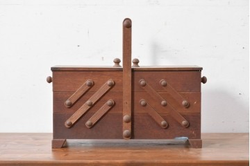 和製ヴィンテージ　絶版品　希少　松本民芸家具　開閉式でコンパクトに収納できる脚付きソーイングボックス　(R-086788)