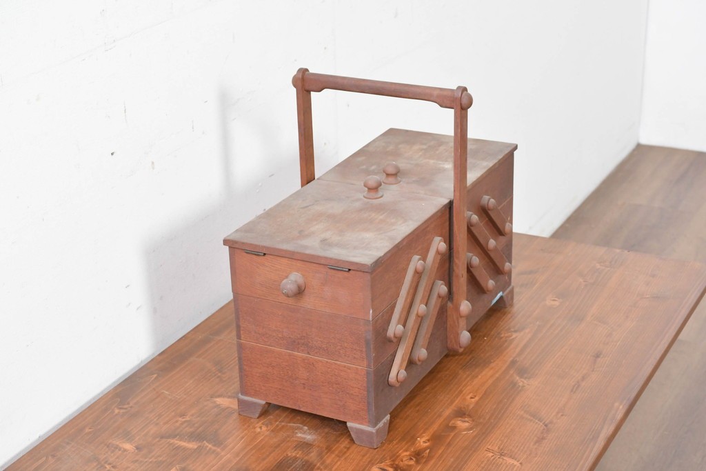 和製ヴィンテージ　絶版品　希少　松本民芸家具　開閉式でコンパクトに収納できる脚付きソーイングボックス　(R-086788)