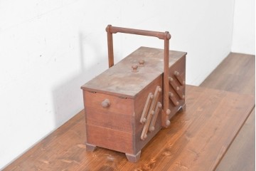 和製ヴィンテージ　絶版品　希少　松本民芸家具　開閉式でコンパクトに収納できる脚付きソーイングボックス　(R-086788)