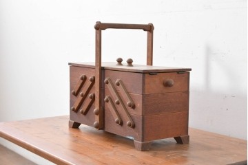 和製ヴィンテージ　絶版品　希少　松本民芸家具　開閉式でコンパクトに収納できる脚付きソーイングボックス　(R-086788)