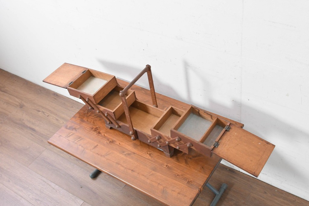 和製ヴィンテージ　絶版品　希少　松本民芸家具　開閉式でコンパクトに収納できる脚付きソーイングボックス　(R-086788)