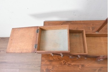 和製ヴィンテージ　絶版品　希少　松本民芸家具　開閉式でコンパクトに収納できる脚付きソーイングボックス　(R-086788)