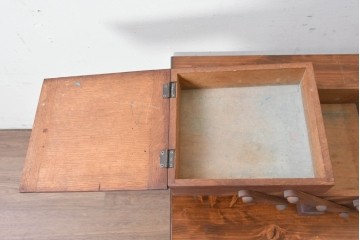 和製ヴィンテージ　絶版品　希少　松本民芸家具　開閉式でコンパクトに収納できる脚付きソーイングボックス　(R-086788)