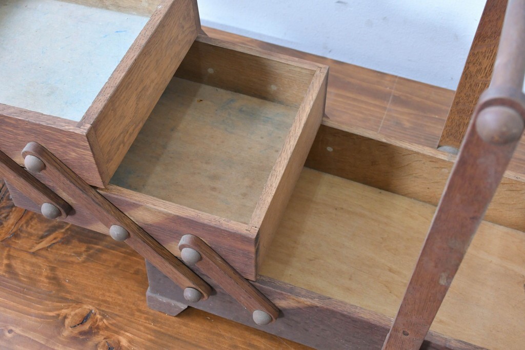 和製ヴィンテージ　絶版品　希少　松本民芸家具　開閉式でコンパクトに収納できる脚付きソーイングボックス　(R-086788)