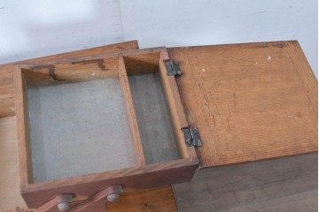 和製ヴィンテージ　絶版品　希少　松本民芸家具　開閉式でコンパクトに収納できる脚付きソーイングボックス　(R-086788)