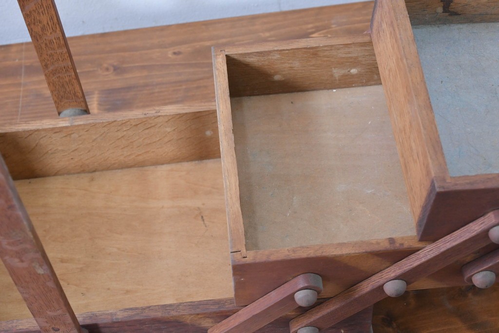 和製ヴィンテージ　絶版品　希少　松本民芸家具　開閉式でコンパクトに収納できる脚付きソーイングボックス　(R-086788)