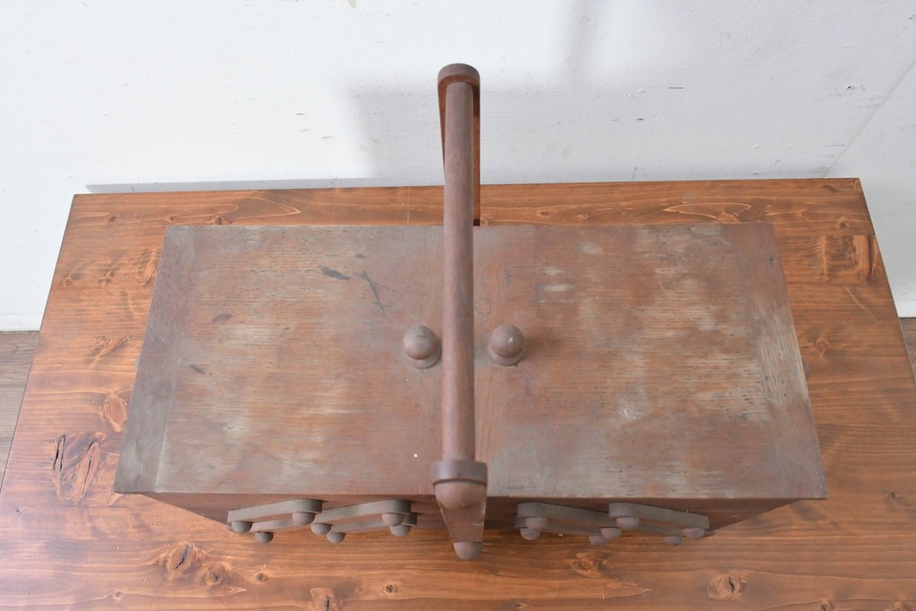 和製ヴィンテージ　絶版品　希少　松本民芸家具　開閉式でコンパクトに収納できる脚付きソーイングボックス　(R-086788)