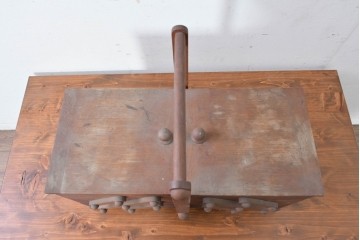 和製ヴィンテージ　絶版品　希少　松本民芸家具　開閉式でコンパクトに収納できる脚付きソーイングボックス　(R-086788)