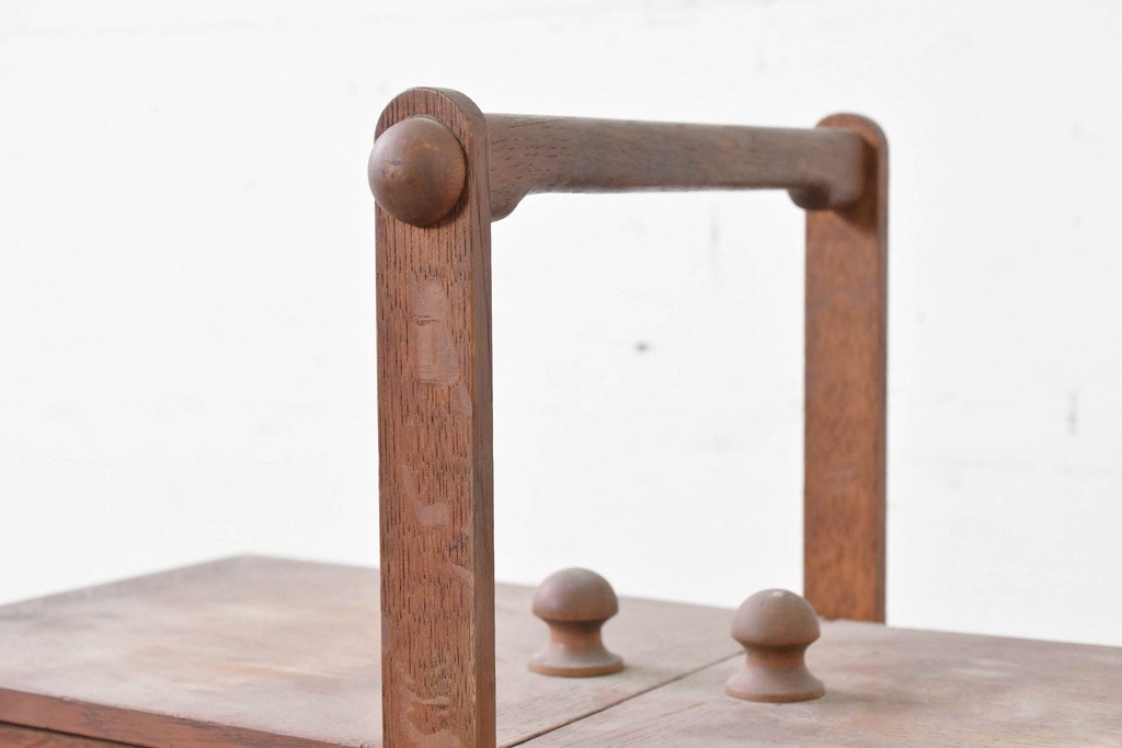 和製ヴィンテージ　絶版品　希少　松本民芸家具　開閉式でコンパクトに収納できる脚付きソーイングボックス　(R-086788)