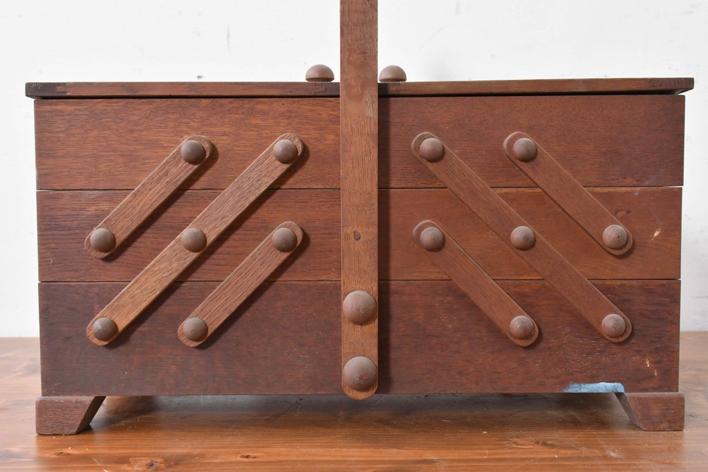 和製ヴィンテージ　絶版品　希少　松本民芸家具　開閉式でコンパクトに収納できる脚付きソーイングボックス　(R-086788)