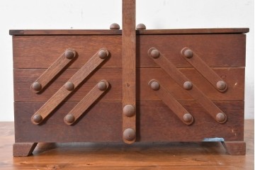 和製ヴィンテージ　絶版品　希少　松本民芸家具　開閉式でコンパクトに収納できる脚付きソーイングボックス　(R-086788)