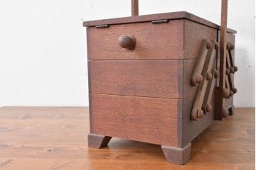 和製ヴィンテージ　絶版品　希少　松本民芸家具　開閉式でコンパクトに収納できる脚付きソーイングボックス　(R-086788)