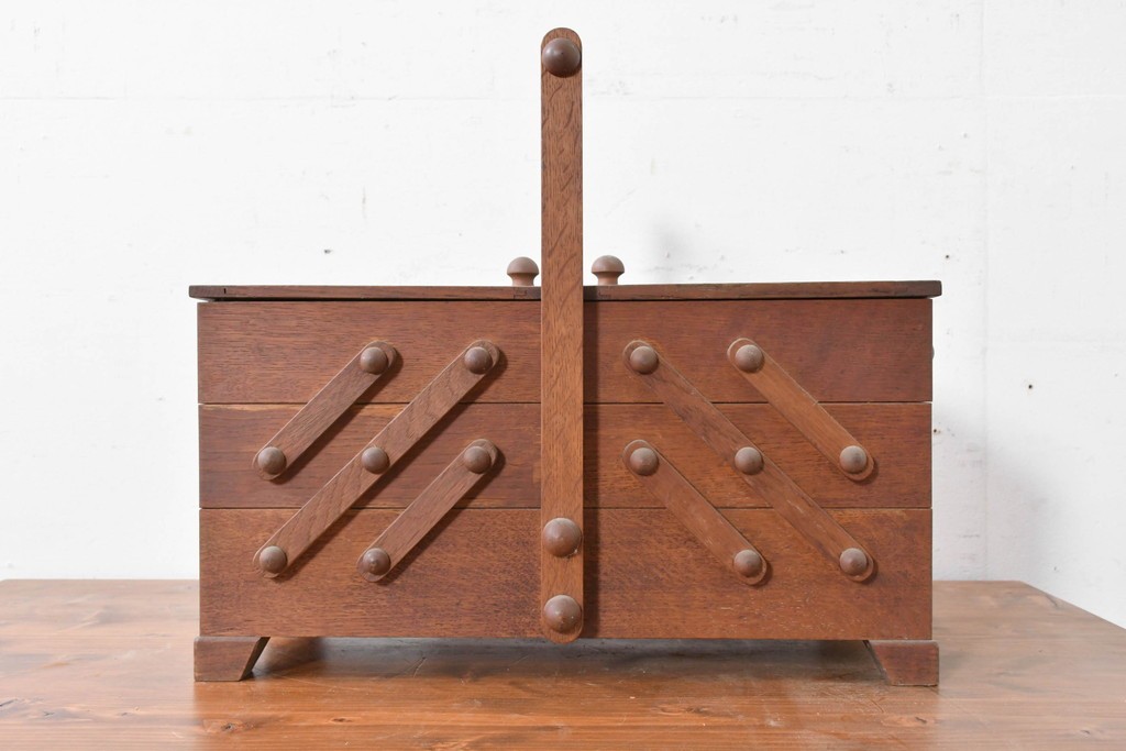 和製ヴィンテージ　絶版品　希少　松本民芸家具　開閉式でコンパクトに収納できる脚付きソーイングボックス　(R-086788)