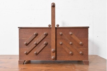 和製ヴィンテージ　絶版品　希少　松本民芸家具　開閉式でコンパクトに収納できる脚付きソーイングボックス　(R-086788)