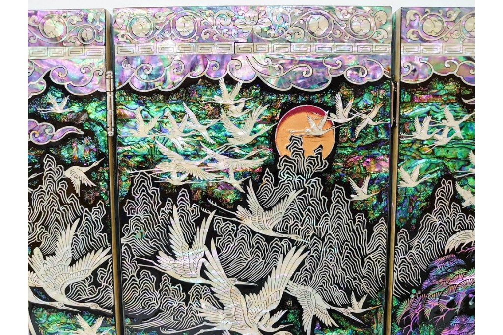 韓国　朴鎬仁作　螺鈿細工の鶴図と漢詩のデザインが見事な屏風　外箱付き　(R-086794)