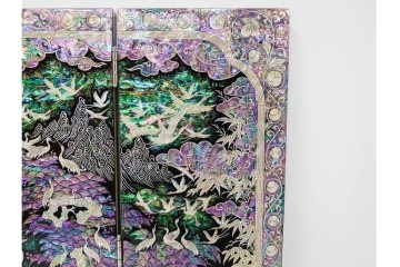 韓国　朴鎬仁作　螺鈿細工の鶴図と漢詩のデザインが見事な屏風　外箱付き　(R-086794)