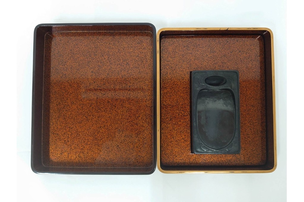 内梨地　蒔絵で描かれた竹林七賢人図が上品な硯箱　雨端硯付き　(R-086795)