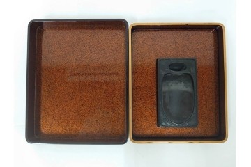 内梨地　蒔絵で描かれた竹林七賢人図が上品な硯箱　雨端硯付き　(R-086795)