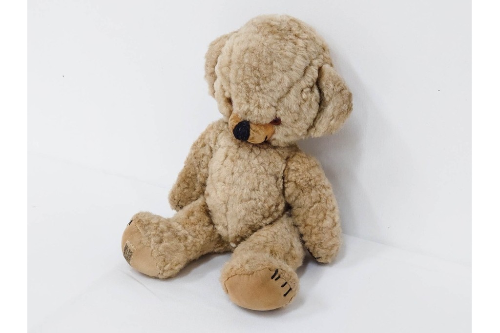 イギリスヴィンテージ　メリーソート(MERRY THOUGHT)社　チーキーシリーズ　REGタグ付き　高さ約34cmの愛らしいテディベア　(R-086799)