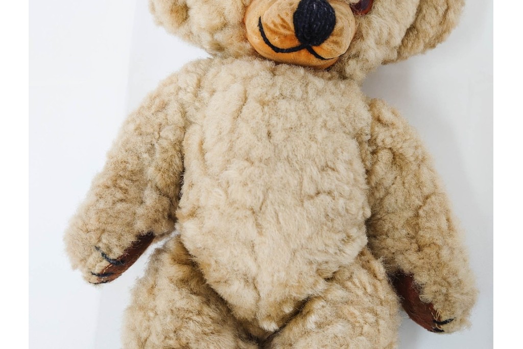 イギリスヴィンテージ　メリーソート(MERRY THOUGHT)社　チーキーシリーズ　REGタグ付き　高さ約34cmの愛らしいテディベア　(R-086799)