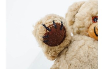 イギリスヴィンテージ　メリーソート(MERRY THOUGHT)社　チーキーシリーズ　REGタグ付き　高さ約34cmの愛らしいテディベア　(R-086799)