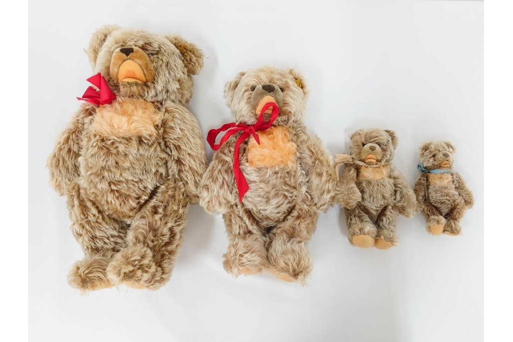 ドイツヴィンテージ　シュタイフ(Steiff)　ゾッティ　高さ約46cm・35cm・21cm・17cm　心が和むテディベア4点セット　(R-086802)