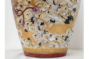 薩摩焼　金襴手　高さ約65cm　豪華絢爛な群鶴図の花瓶　(R-086804)