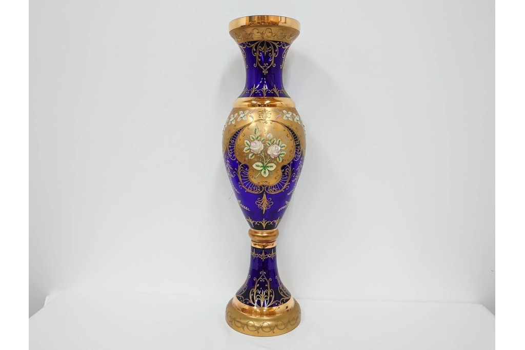 チェコ製　ボヘミアガラス　高さ約91cmの特大サイズ　濃いブルーに金彩装飾が華やかな花瓶　(R-086805)