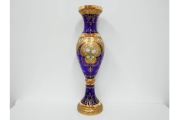 チェコ製　ボヘミアガラス　高さ約91cmの特大サイズ　濃いブルーに金彩装飾が華やかな花瓶　(R-086805)