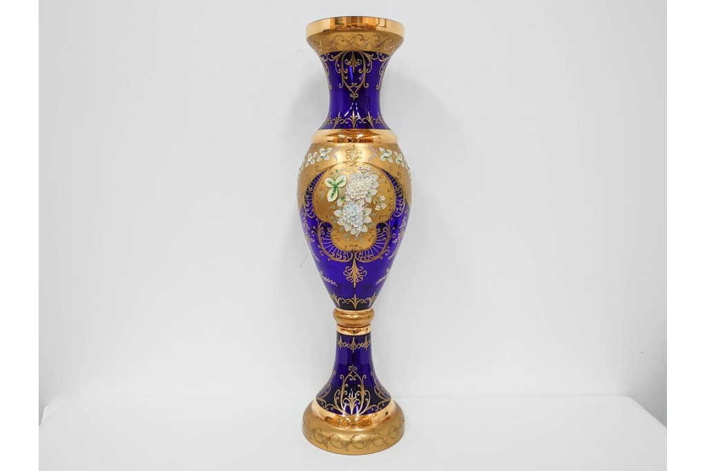 チェコ製　ボヘミアガラス　高さ約91cmの特大サイズ　濃いブルーに金彩装飾が華やかな花瓶　(R-086805)