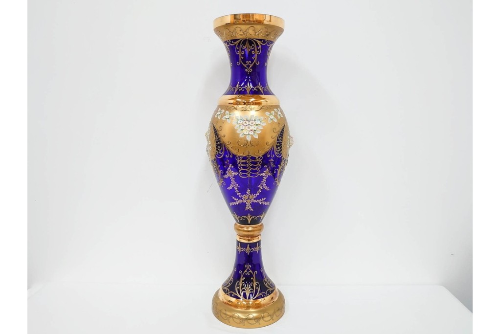 チェコ製　ボヘミアガラス　高さ約91cmの特大サイズ　濃いブルーに金彩装飾が華やかな花瓶　(R-086805)