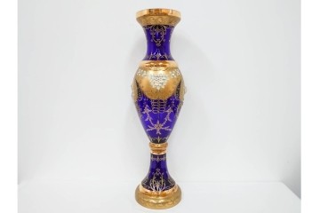 チェコ製　ボヘミアガラス　高さ約91cmの特大サイズ　濃いブルーに金彩装飾が華やかな花瓶　(R-086805)