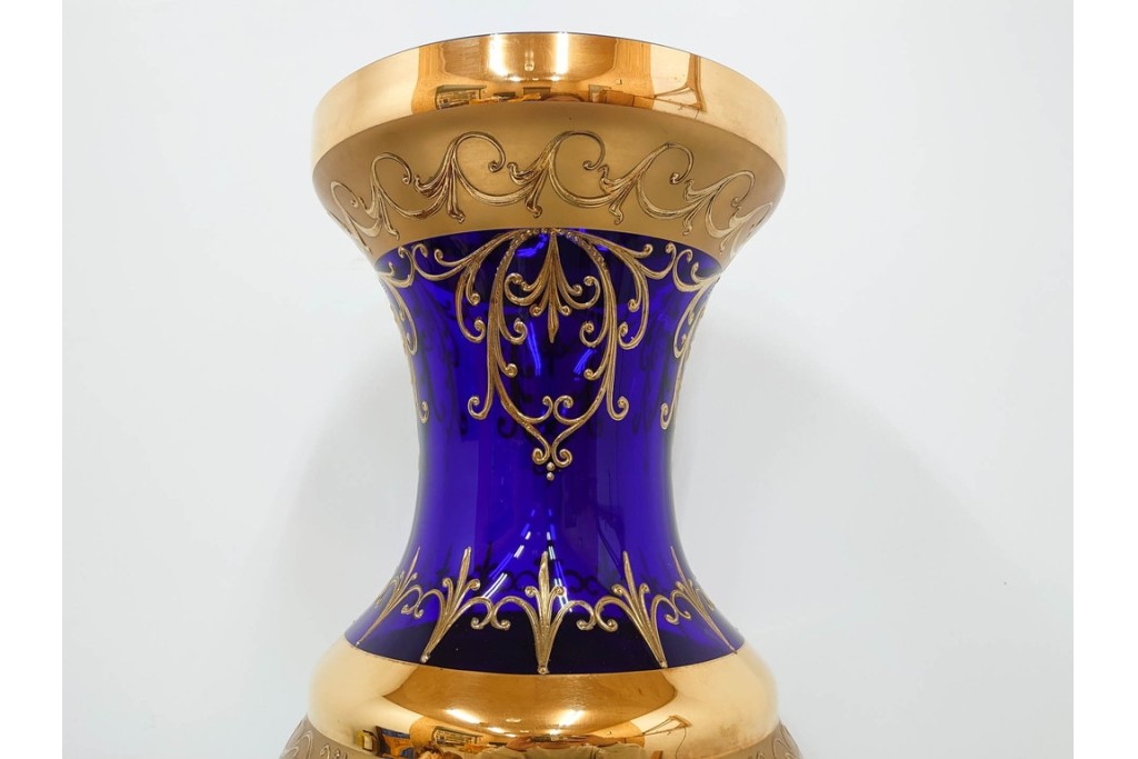 チェコ製　ボヘミアガラス　高さ約91cmの特大サイズ　濃いブルーに金彩装飾が華やかな花瓶　(R-086805)