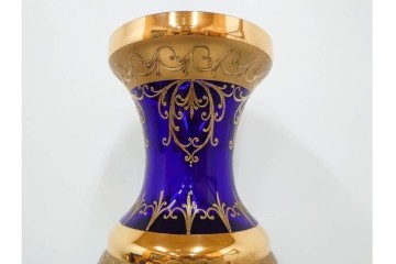 チェコ製　ボヘミアガラス　高さ約91cmの特大サイズ　濃いブルーに金彩装飾が華やかな花瓶　(R-086805)