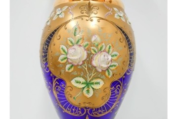 チェコ製　ボヘミアガラス　高さ約91cmの特大サイズ　濃いブルーに金彩装飾が華やかな花瓶　(R-086805)