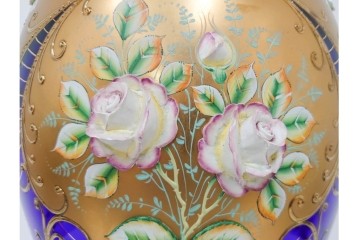 チェコ製　ボヘミアガラス　高さ約91cmの特大サイズ　濃いブルーに金彩装飾が華やかな花瓶　(R-086805)