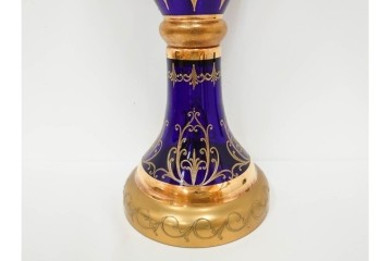 チェコ製　ボヘミアガラス　高さ約91cmの特大サイズ　濃いブルーに金彩装飾が華やかな花瓶　(R-086805)