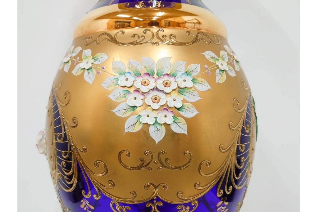チェコ製　ボヘミアガラス　高さ約91cmの特大サイズ　濃いブルーに金彩装飾が華やかな花瓶　(R-086805)