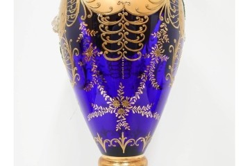 チェコ製　ボヘミアガラス　高さ約91cmの特大サイズ　濃いブルーに金彩装飾が華やかな花瓶　(R-086805)